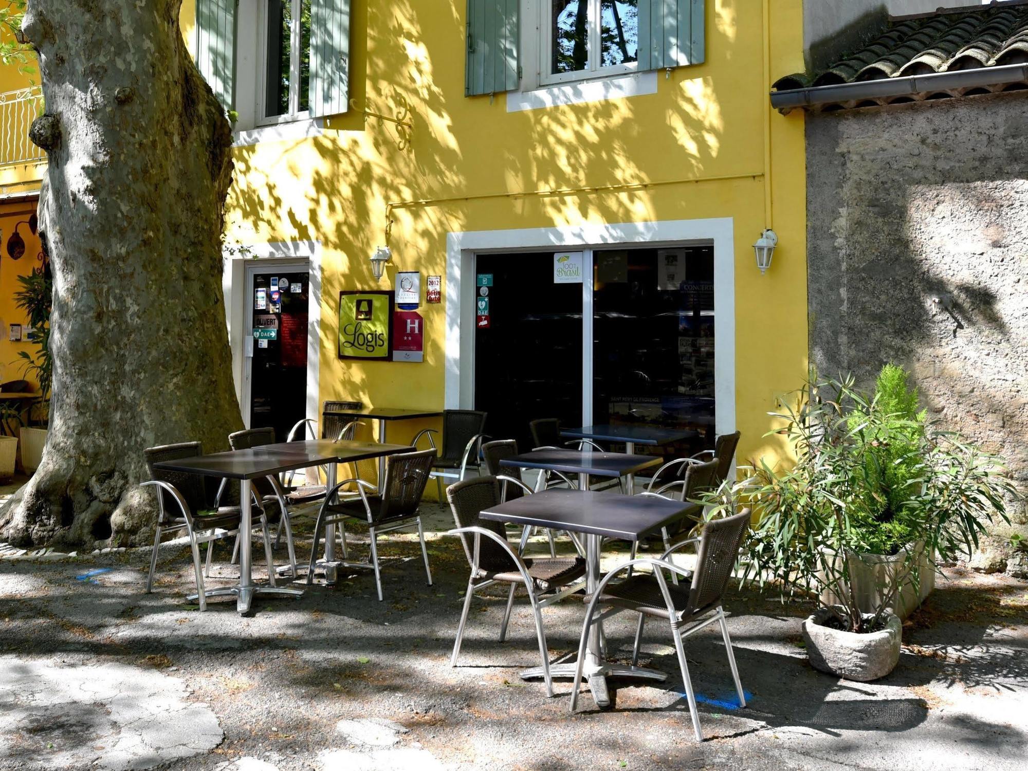 Logis Hotel De L'Etang Cucuron Eksteriør billede