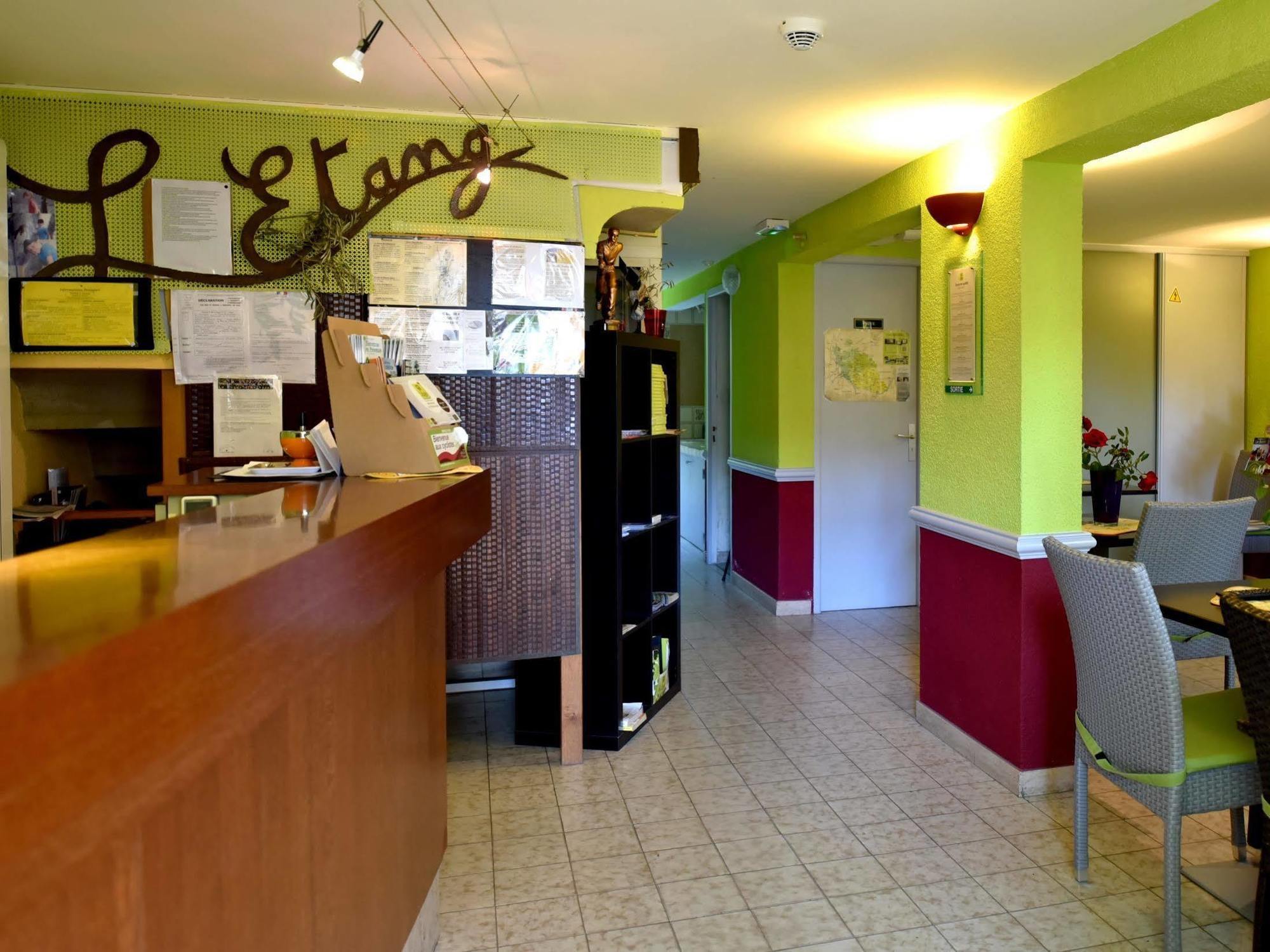 Logis Hotel De L'Etang Cucuron Eksteriør billede