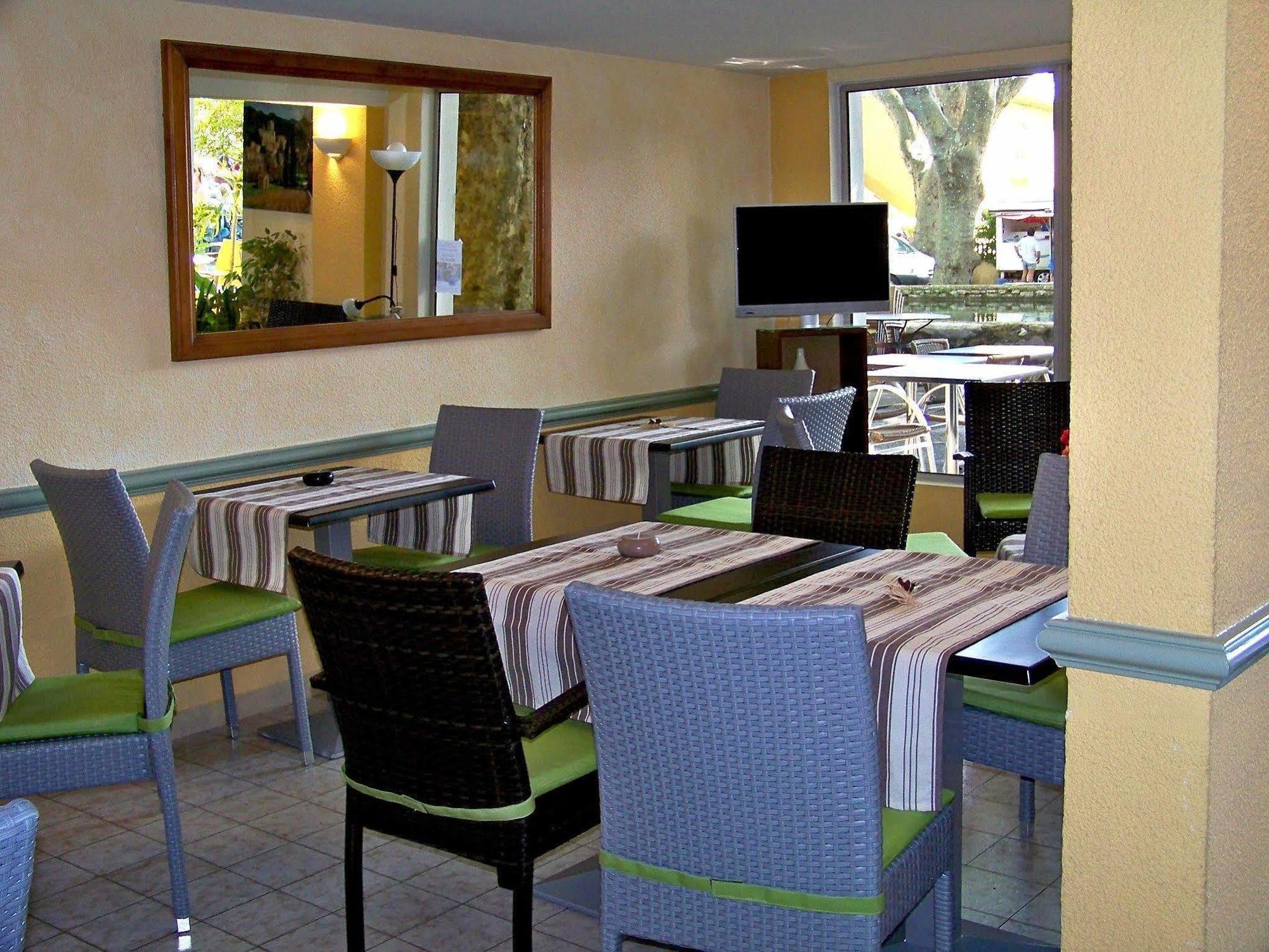 Logis Hotel De L'Etang Cucuron Eksteriør billede