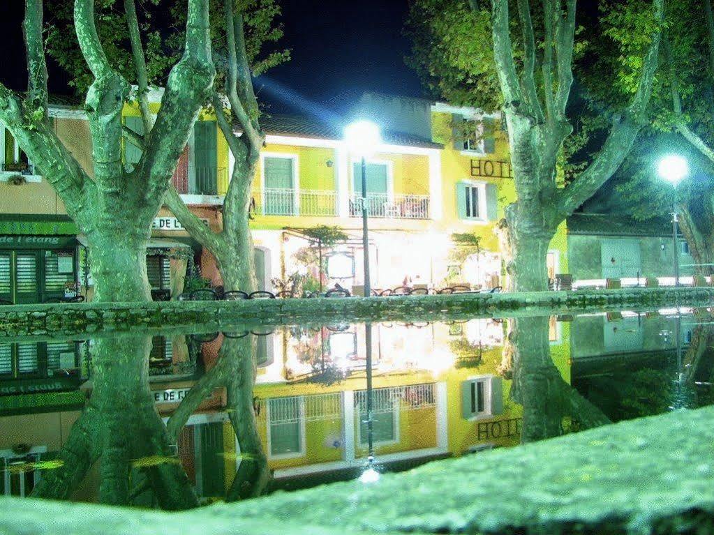 Logis Hotel De L'Etang Cucuron Eksteriør billede