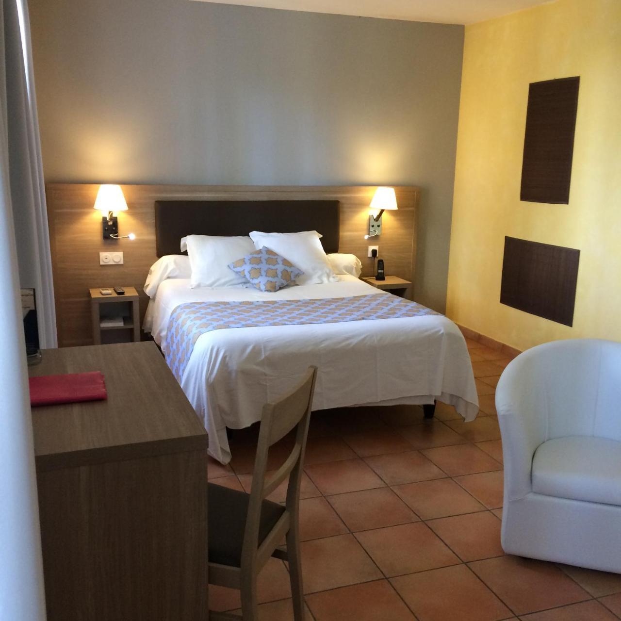 Logis Hotel De L'Etang Cucuron Eksteriør billede